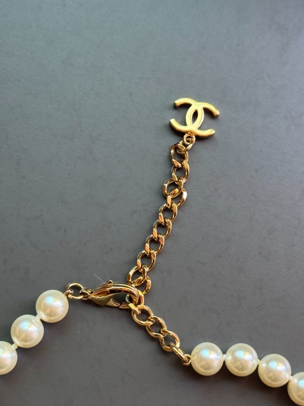 Chanel Oversized Pearl Turnlock Necklace Metiers D'art 24A Manchester New in Box - Picture 2 of 8